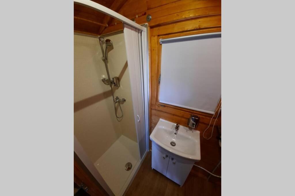 Autarkes Tiny House Mit Rheinblick Rumikon Exterior foto